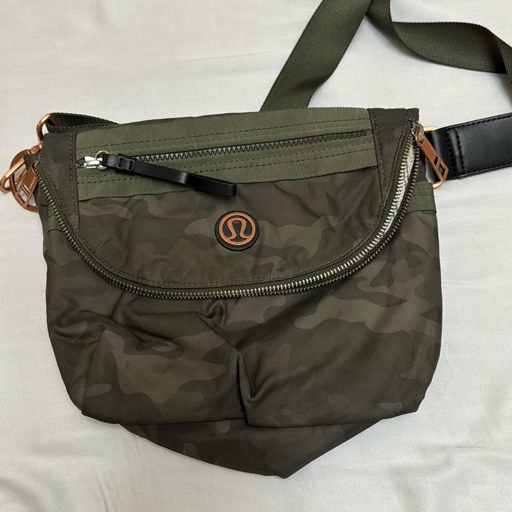 Lululemon camo rose gold hardware crossbody festival bag